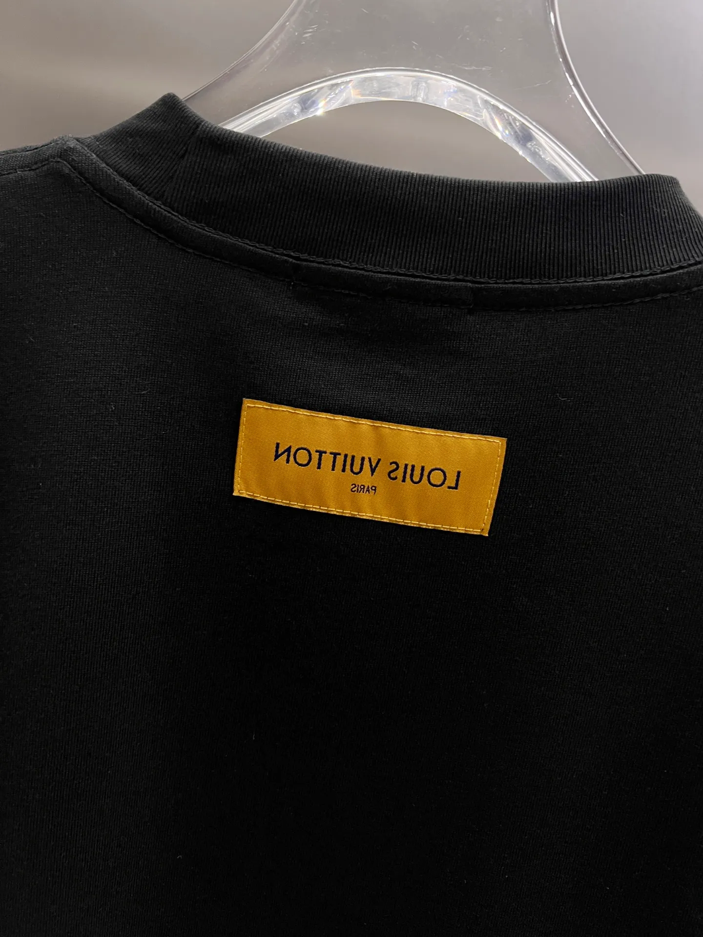 🅿️190 1v Louis* 2025 autumn and winter new style classic letter three-dimensional craft design high-end version! Highly breathable and comfortable, customized double yarn plain cotton fabric. Short-sleeved T-shirt. Same style for men and women. Sizes S M L XL XXL Five sizes black white